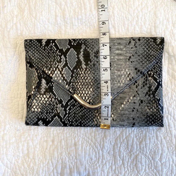 Snake print with snap front close envelope clutch - Picture 6 of 6